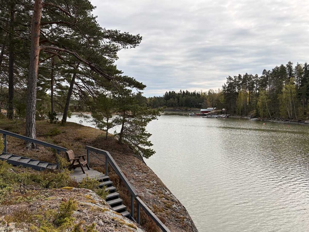 Mastberget portaat rantaan.