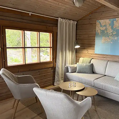 Sohvaryhma Villa Mastberget mökissä.